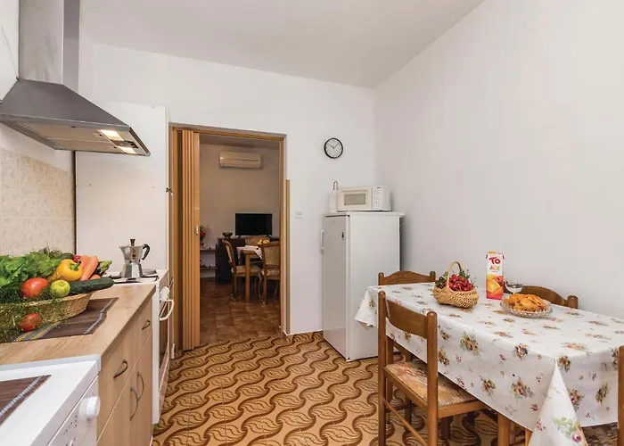 3 Bedroom Lovely In Holiday home