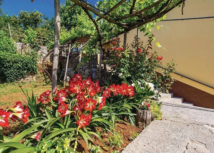 3 Bedroom Lovely In Nyaraló Lovran